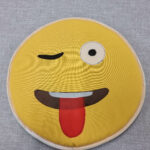 kiöltött nyelves emoji alaku ülőpárna