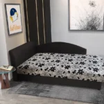 Aroba 200x100 cm saroktámlás heverő fekete színű szövet és Aroba virágos minta