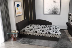 Aroba 200x100 cm saroktámlás heverő fekete színű szövet és Aroba virágos minta