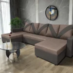 A pasztell taupe színű szövet lágy eleganciát és modern kifinomultságot sugároz. Ez a visszafogott, szürkés-barnás árnyalat a meleg és hideg tónusok tökéletes egyensúlya, amely természetes, harmonikus megjelenést kölcsönöz bármilyen bútorfelületnek. 🎨 Design szempontból: A pasztell taupe ideális választás azoknak, akik szeretik a letisztult, kortárs dizájnt, de nem akarnak túlzottan steril hatást. Finom, semleges karaktere lehetővé teszi, hogy jól működjön kontrasztos színekkel (például feketével, mélyzölddel vagy okkerrel), de remekül beleolvad monokróm vagy földszínű enteriőrbe is. 🌿 Élettani hatás: Ez a szín megnyugtató, biztonságot sugárzó hatású. Nyugtatja az érzékeket, csökkenti a vizuális zajt, így ideális hálószobákba, nappalikba, vagy bármilyen pihenésre szánt térbe. 🧼 Használati szempontból: A pasztell taupe árnyalat praktikus választás: nem túl világos, hogy hamar piszkolódjon, de elég világos ahhoz, hogy ne nehezítse el a teret. Textúrájától függően könnyen tisztítható, és hosszú távon is megőrzi elegáns, diszkrét megjelenését. Összességében a pasztell taupe szövet a letisztult stílus, a praktikum és a természetes szépség tökéletes egyensúlya.