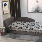 Aroba saroktámlás heverő kvarcszürke színű szövet és Aroba virágos minta