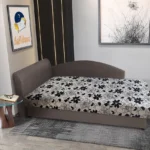 Aroba saroktámlás heverő mély földszürke színű szövet és Aroba virágos minta