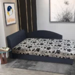 Aroba saroktámlás heverő ónix színű szövet és Aroba virágos minta