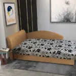 Aroba saroktámlás heverő okker színű szövet