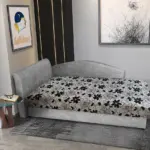 Aroba saroktámlás heverő világos szürke színű zsákszövet