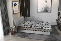 Aroba saroktámlás heverő világos szürke színű zsákszövet