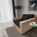 Mama ágyneműtartós fotelágy világos fahéj fekete színben